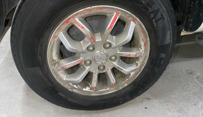 2018 Mahindra TUV300 T8, Diesel, Manual, 54,635 km, Right rear tyre - Minor scratches