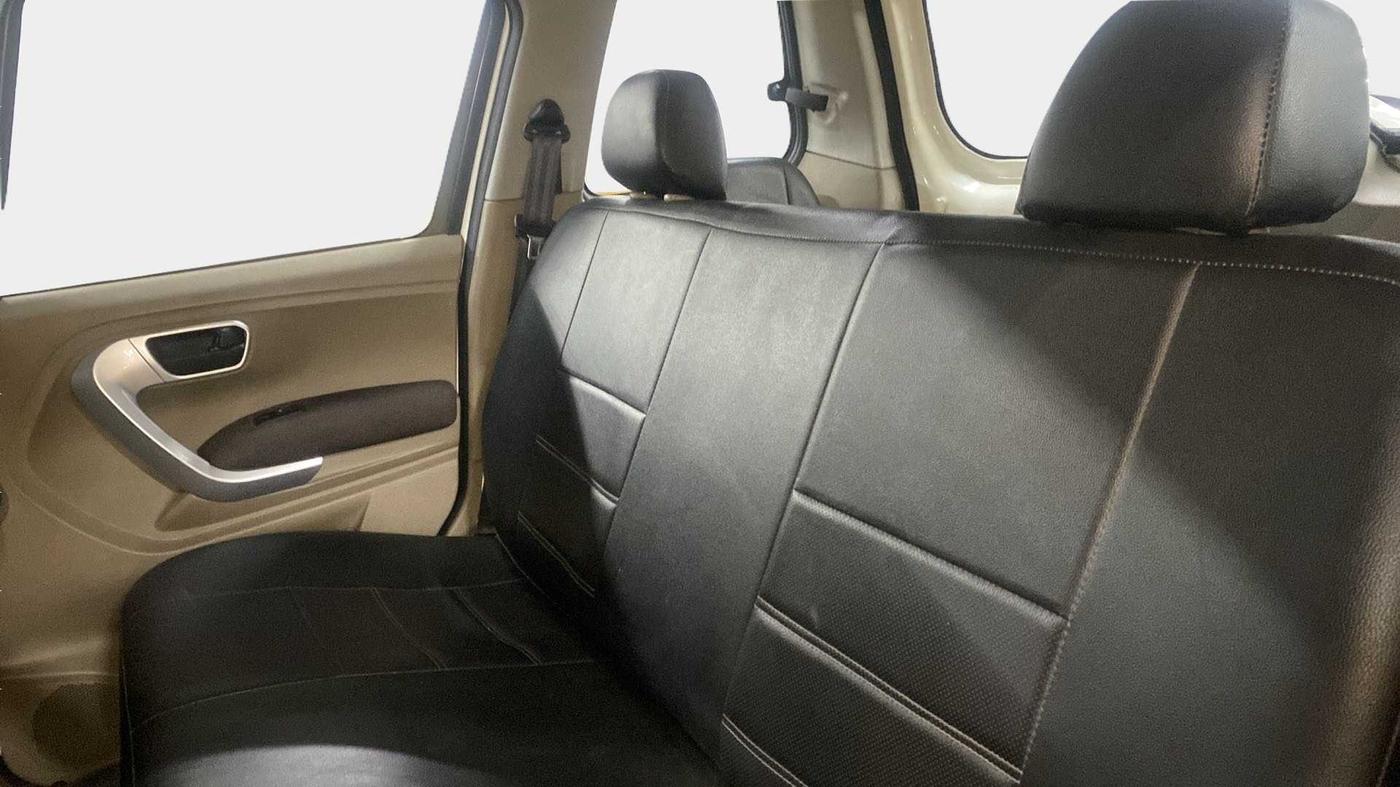 2018 Mahindra TUV300 T8, Diesel, Manual, 54,635 km, Right Side Rear Door Cabin
