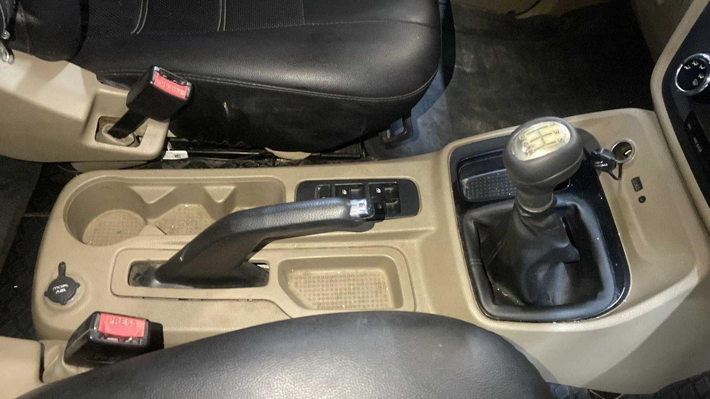 2018 Mahindra TUV300 T8, Diesel, Manual, 54,635 km, Gear Lever