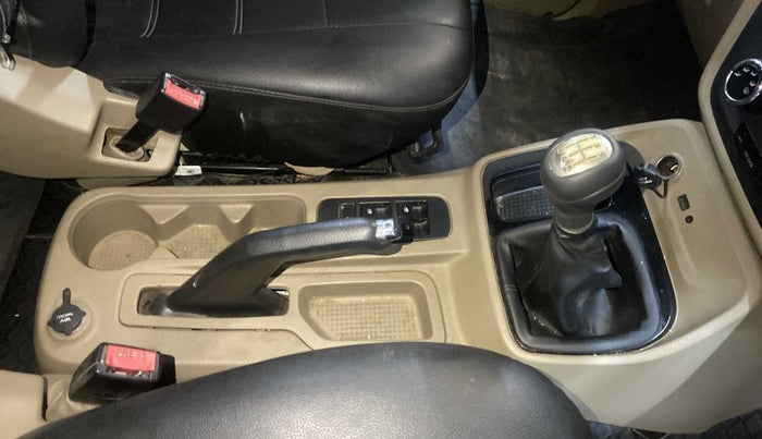 2018 Mahindra TUV300 T8, Diesel, Manual, 54,635 km, Gear Lever