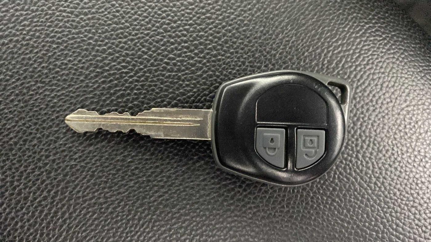 2017 Maruti Swift VXI O, Petrol, Manual, 32,914 km, Key Close Up
