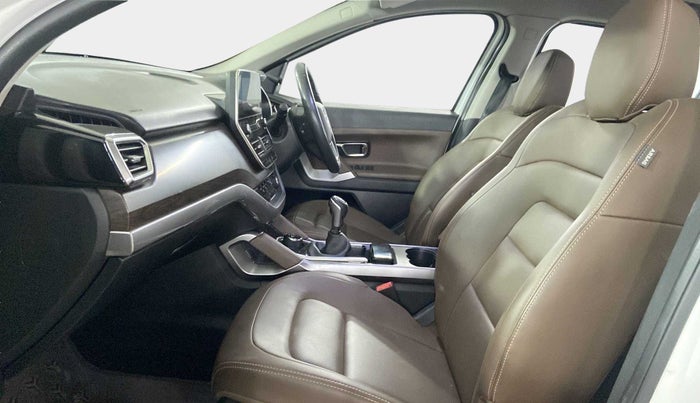 2019 Tata Harrier XZ 2.0L, Diesel, Manual, 27,618 km, Right Side Front Door Cabin