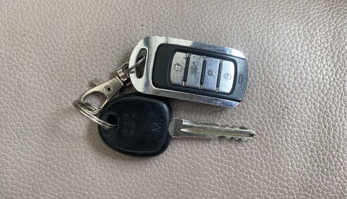 2012 Hyundai Eon ERA +, Petrol, Manual, 65,493 km, Key Close Up