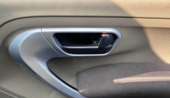 2017 Mahindra TUV300 T8, Diesel, Manual, 62,942 km, Driver Side Door Panels Control