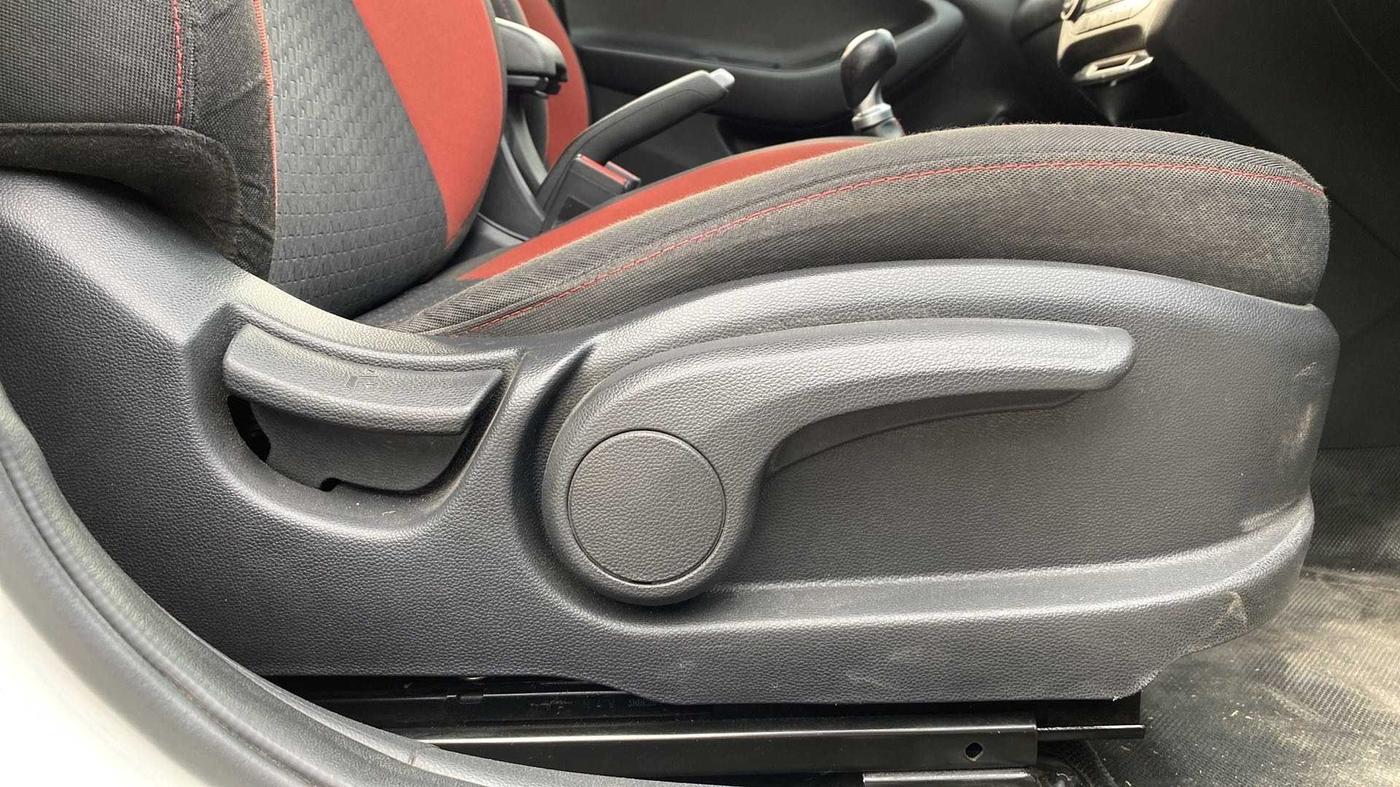 2018 Hyundai i20 Active 1.2 SX DUAL TONE, Petrol, Manual, 42,092 km, Driver Side Adjustment Panel