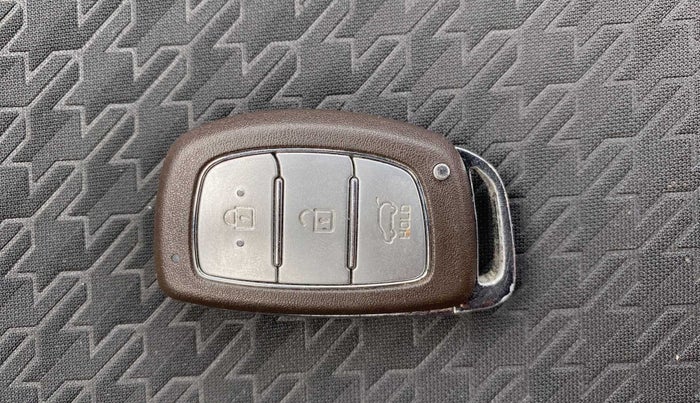 2018 Hyundai i20 Active 1.2 SX DUAL TONE, Petrol, Manual, 42,092 km, Key Close Up