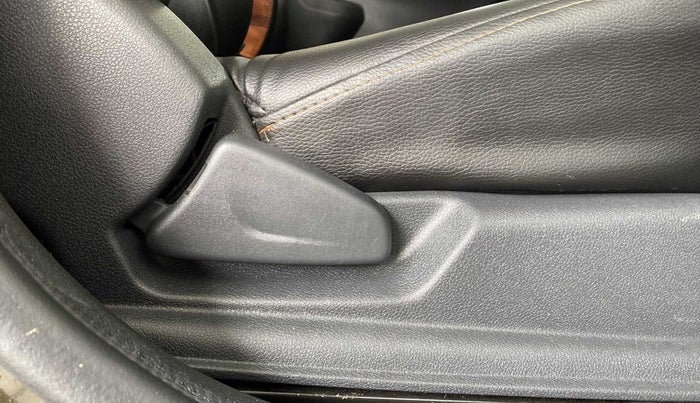 2016 Renault Kwid RXT 1.0 AMT, Petrol, Automatic, 50,317 km, Driver Side Adjustment Panel