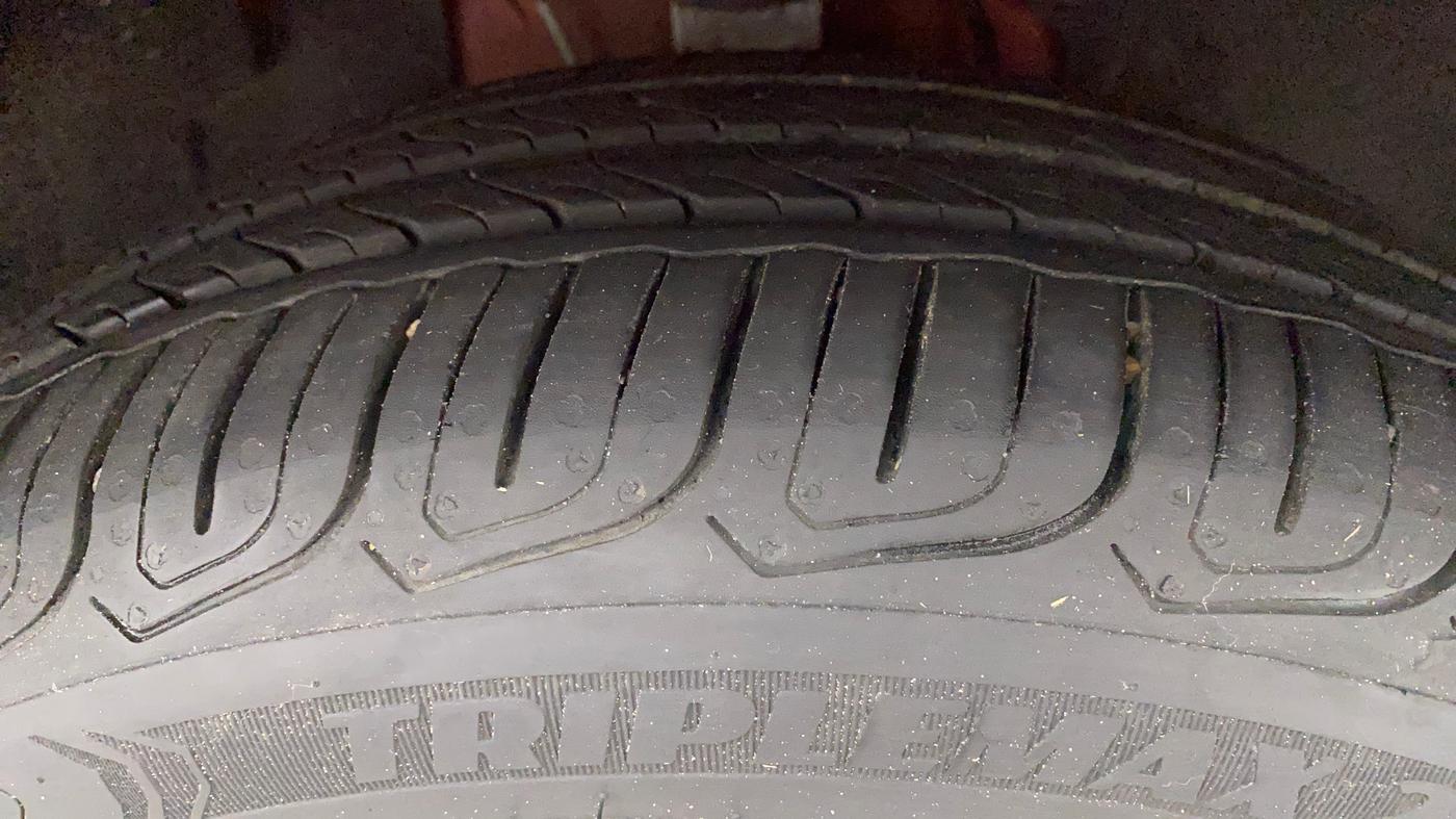 2023 Tata ALTROZ XZ PETROL, Petrol, Manual, 5,731 km, Right Front Tyre Tread