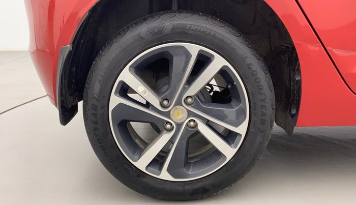 2023 Tata ALTROZ XZ PETROL, Petrol, Manual, 5,731 km, Right Rear Wheel