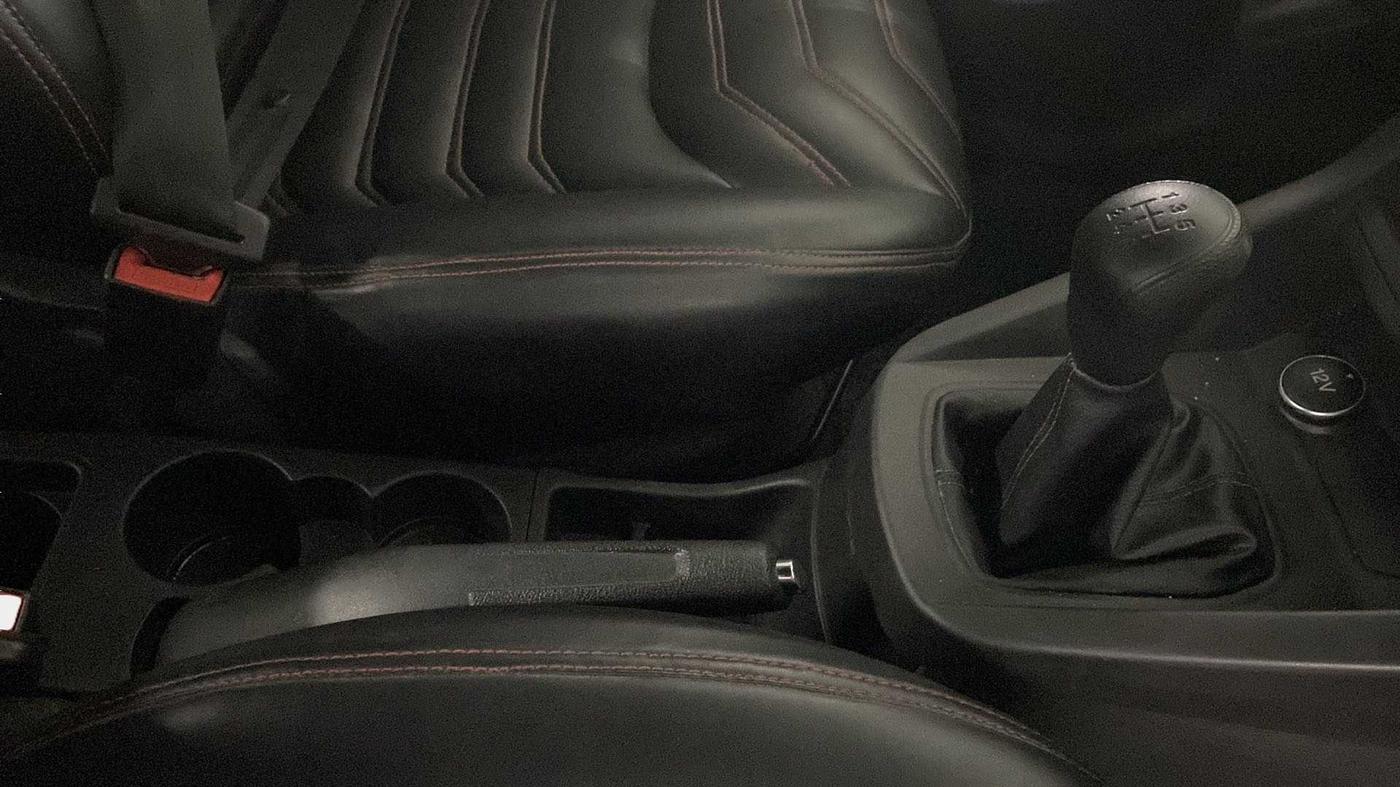 2020 Ford New Figo TITANIUM 1.2 PETROL MT, CNG, Manual, 66,833 km, Gear Lever