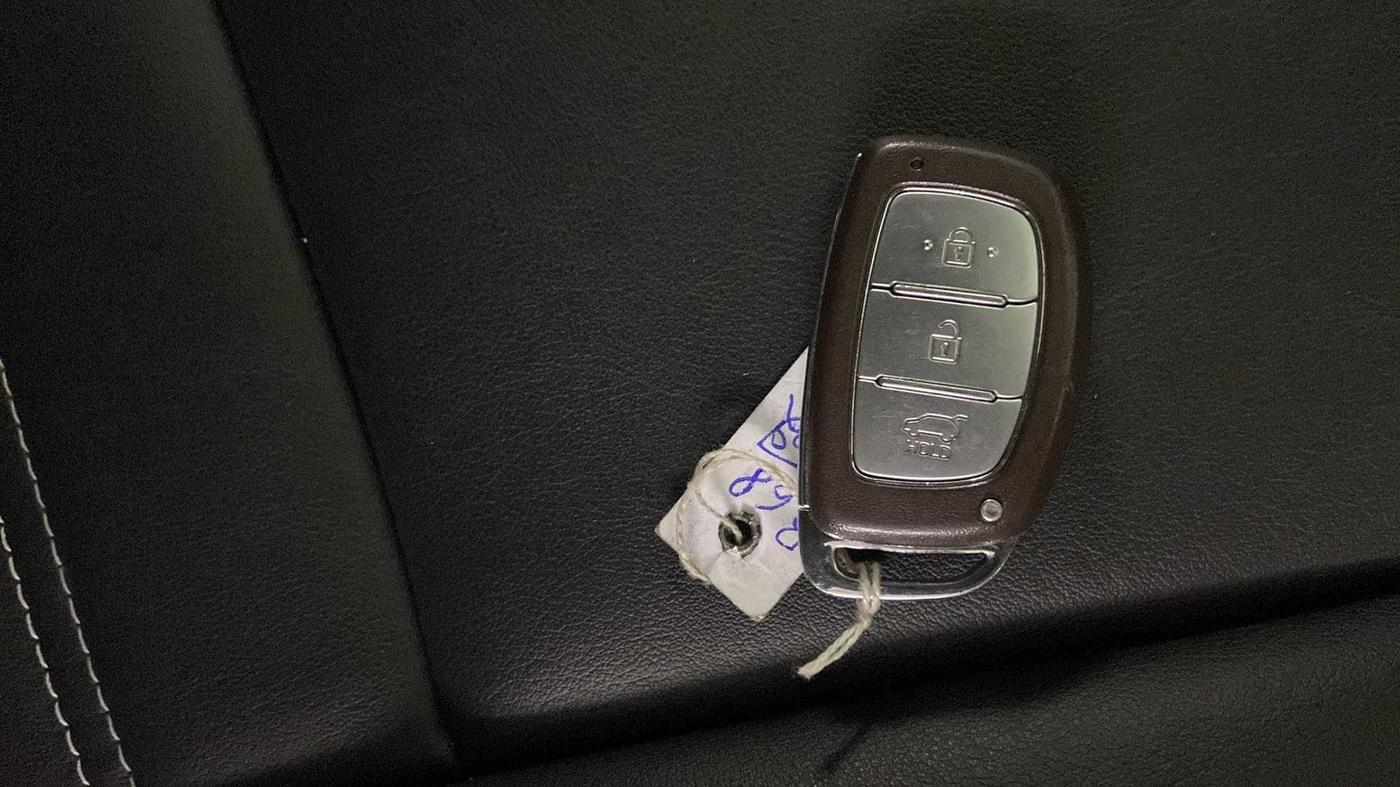 2017 Hyundai Creta SX PLUS AT 1.6 PETROL, Petrol, Automatic, 32,186 km, Key Close Up