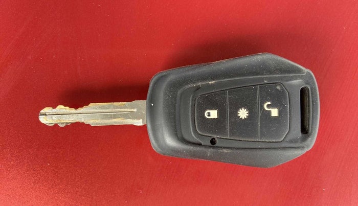 2017 Mahindra Kuv100 K8 6 STR, Petrol, Manual, 40,847 km, Key Close Up