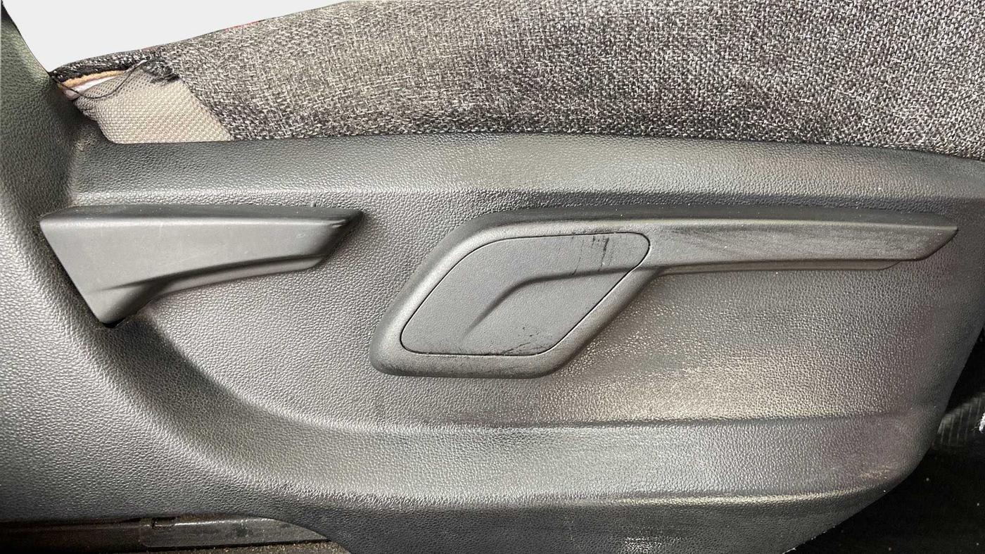 2017 Mahindra Kuv100 K8 6 STR, Petrol, Manual, 40,847 km, Driver Side Adjustment Panel