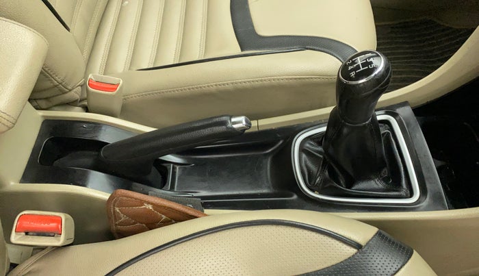 2016 Maruti Ciaz VXI+, Petrol, Manual, 1,03,392 km, Gear Lever