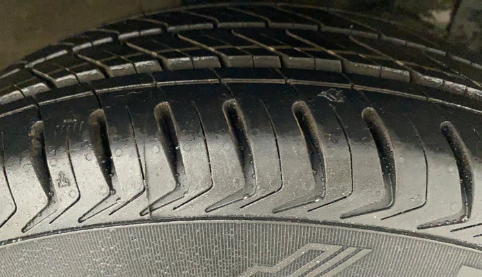 2016 Maruti Ciaz VXI+, Petrol, Manual, 1,03,392 km, Right Front Tyre Tread