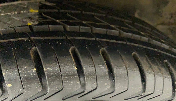 2016 Maruti Ciaz VXI+, Petrol, Manual, 1,03,392 km, Left Front Tyre Tread