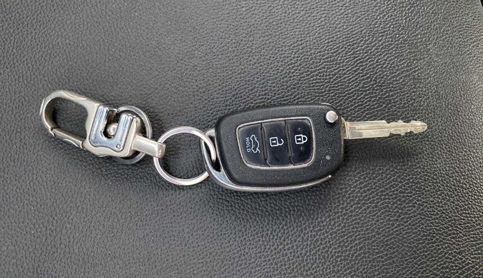 2018 Hyundai Xcent SX 1.2, CNG, Manual, 78,531 km, Key Close Up