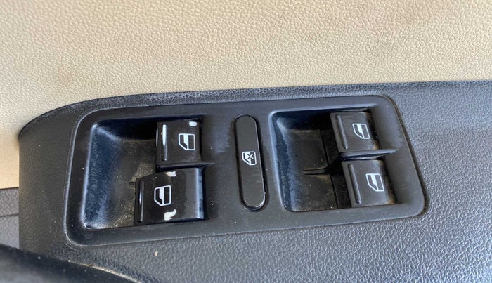 2015 Volkswagen Polo HIGHLINE1.2L, Petrol, Manual, 93,295 km, Right front window switch / handle - Minor damage