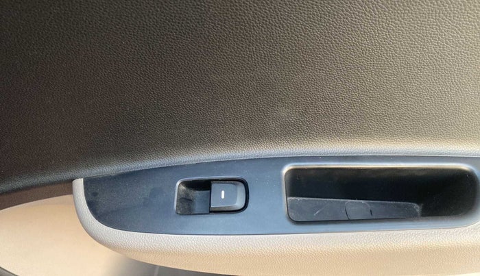 2017 Hyundai Grand i10 ASTA 1.2 KAPPA VTVT, Petrol, Manual, 32,048 km, Right rear window switch / handle - Window making noise/ moving slow