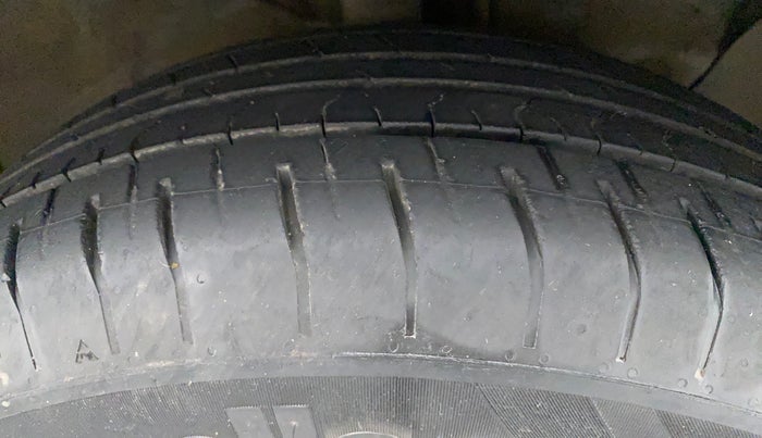 2017 Hyundai Creta E PLUS 1.6 PETROL, Petrol, Manual, 1,12,919 km, Right Front Tyre Tread