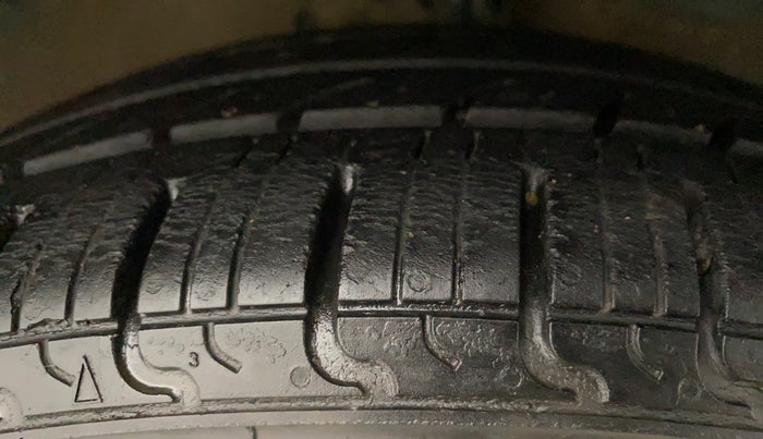 2015 Maruti Celerio VXI, Petrol, Manual, 73,719 km, Right Front Tyre Tread