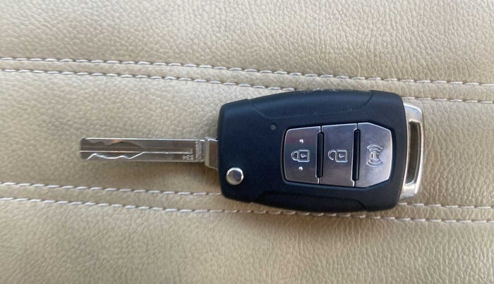 2021 Mahindra XUV300 W6 1.2 PETROL, Petrol, Manual, 10,886 km, Key Close Up