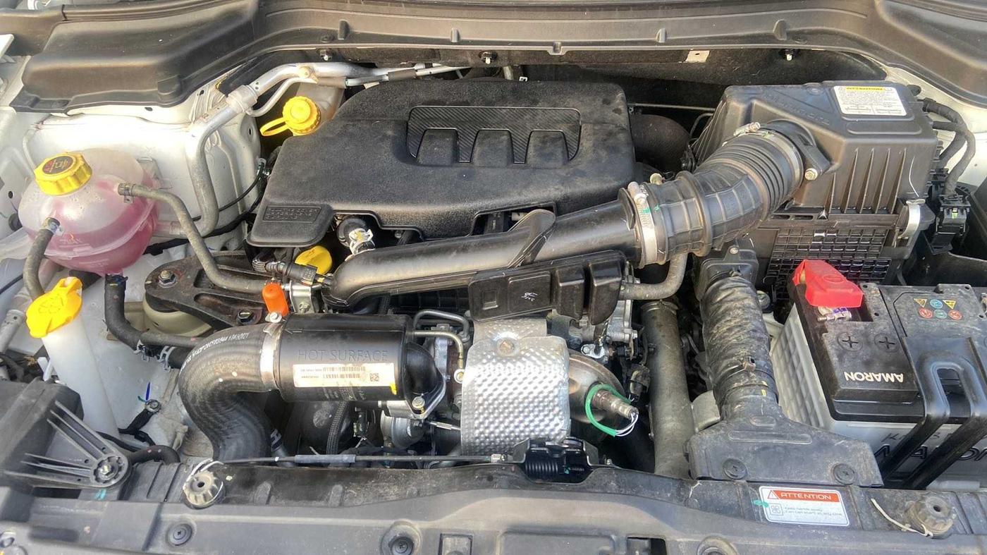 2021 Mahindra XUV300 W6 1.2 PETROL, Petrol, Manual, 10,886 km, Open Bonet