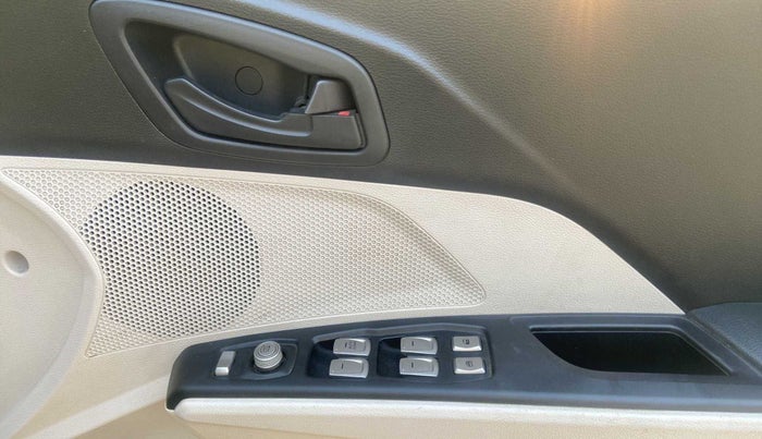 2021 Mahindra XUV300 W6 1.2 PETROL, Petrol, Manual, 10,886 km, Driver Side Door Panels Control