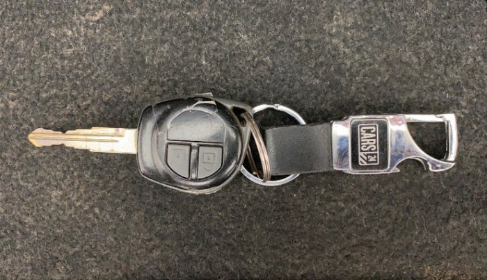 2013 Maruti Swift VXI, Petrol, Manual, 1,29,873 km, Lock system - Remote key minor damage