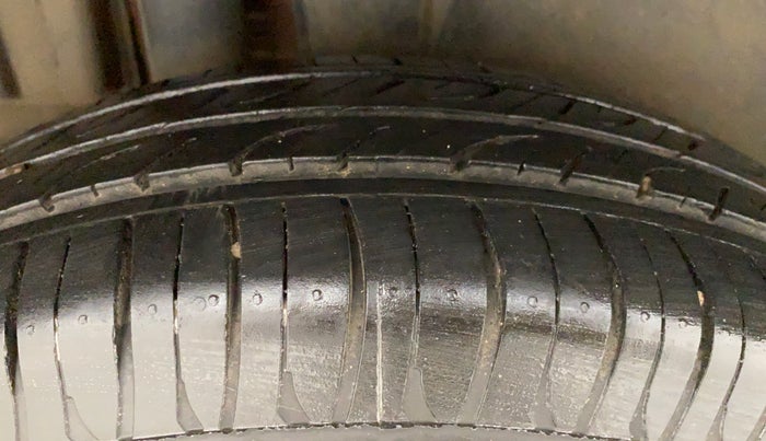 2013 Maruti Swift VXI, Petrol, Manual, 1,29,873 km, Right Rear Tyre Tread