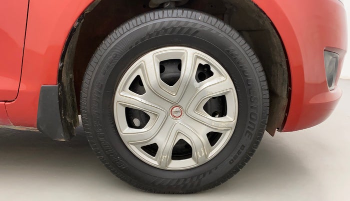 2013 Maruti Swift VXI, Petrol, Manual, 1,29,873 km, Right Front Wheel