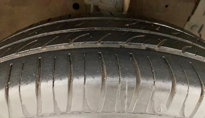 2013 Maruti Swift VXI, Petrol, Manual, 1,29,873 km, Right Front Tyre Tread