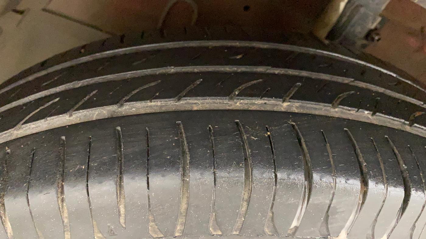 2013 Maruti Swift VXI, Petrol, Manual, 1,29,873 km, Left Front Tyre Tread