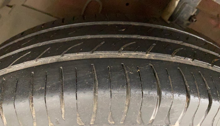 2013 Maruti Swift VXI, Petrol, Manual, 1,29,873 km, Left Front Tyre Tread