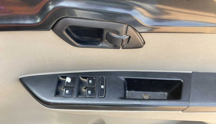 2016 Mahindra Kuv100 K4 D 6 STR, Diesel, Manual, 1,07,994 km, Driver Side Door Panels Control