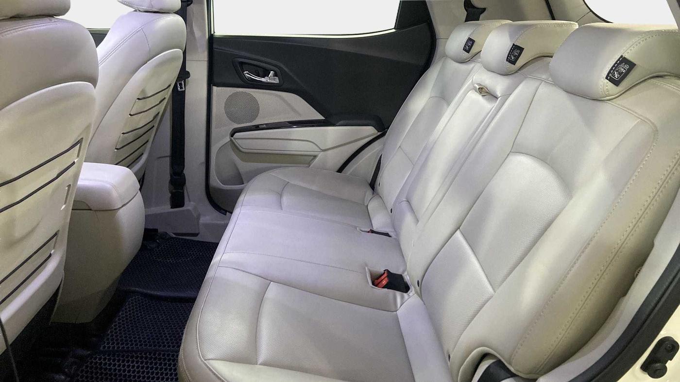 2022 Mahindra XUV300 W8 (O) 1.5 DIESEL AMT, Diesel, Automatic, 18,160 km, Right Side Rear Door Cabin
