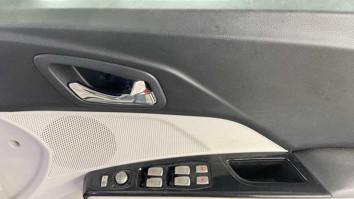 2022 Mahindra XUV300 W8 (O) 1.5 DIESEL AMT, Diesel, Automatic, 18,160 km, Driver Side Door Panels Control