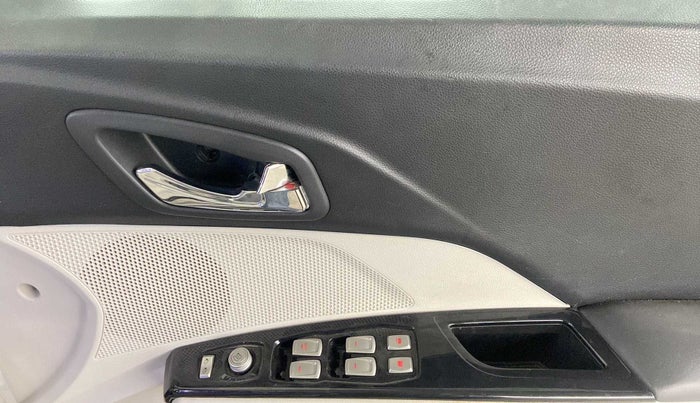 2022 Mahindra XUV300 W8 (O) 1.5 DIESEL AMT, Diesel, Automatic, 18,160 km, Driver Side Door Panels Control
