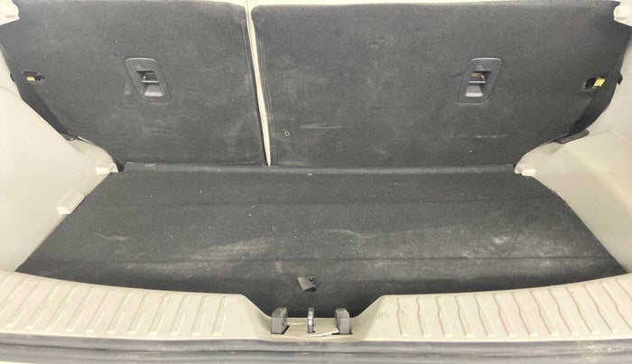 2022 Mahindra XUV300 W8 (O) 1.5 DIESEL AMT, Diesel, Automatic, 18,160 km, Boot Inside