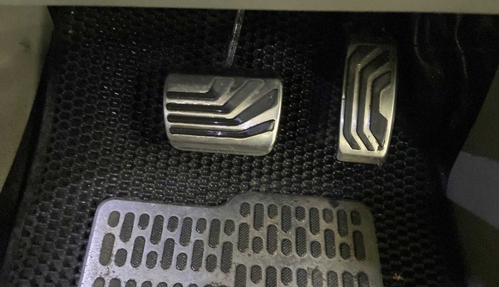2022 Mahindra XUV300 W8 (O) 1.5 DIESEL AMT, Diesel, Automatic, 18,160 km, Pedals