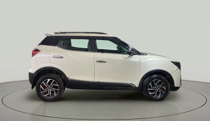 2022 Mahindra XUV300 W8 (O) 1.5 DIESEL AMT, Diesel, Automatic, 18,160 km, Right Side View
