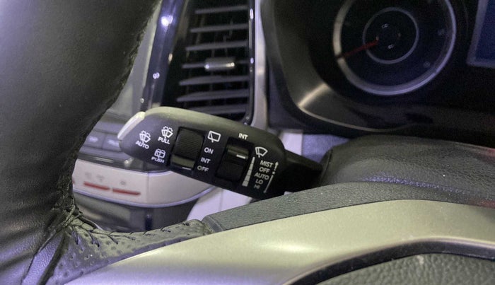 2022 Mahindra XUV300 W8 (O) 1.5 DIESEL AMT, Diesel, Automatic, 18,160 km, Combination switch - Wiper Switch not functional
