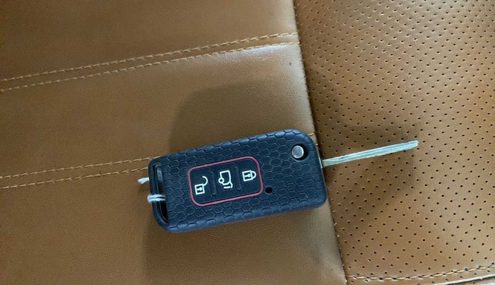 2020 Mahindra XUV500 W5, Diesel, Manual, 49,824 km, Key Close Up
