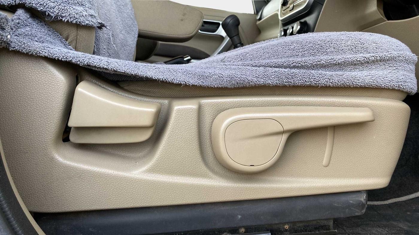 2018 Mahindra TUV300 T8, Diesel, Manual, 94,455 km, Driver Side Adjustment Panel