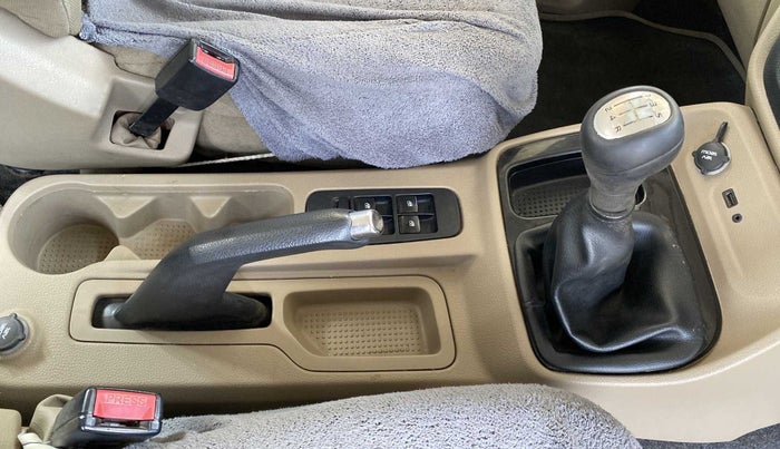2018 Mahindra TUV300 T8, Diesel, Manual, 94,455 km, Gear Lever