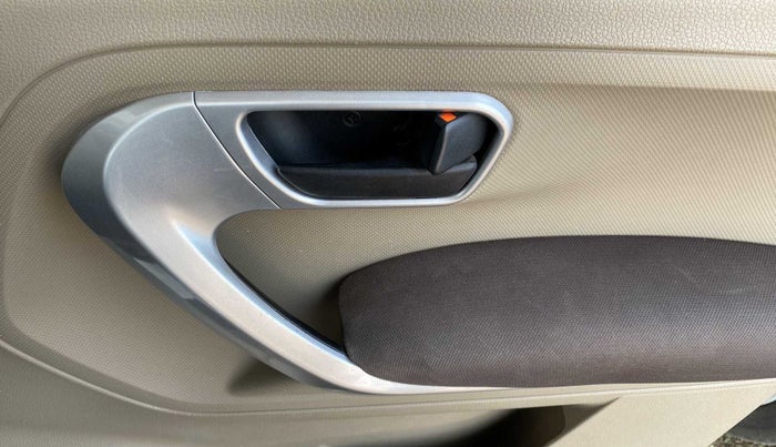 2018 Mahindra TUV300 T8, Diesel, Manual, 94,455 km, Driver Side Door Panels Control
