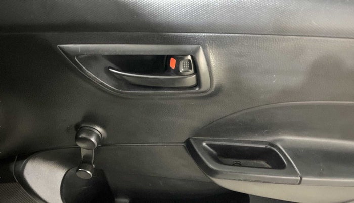 2013 Maruti Swift LXI, CNG, Manual, 80,838 km, Driver Side Door Panels Control