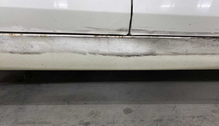 2013 Maruti Swift LXI, CNG, Manual, 80,838 km, Right running board - Slightly dented