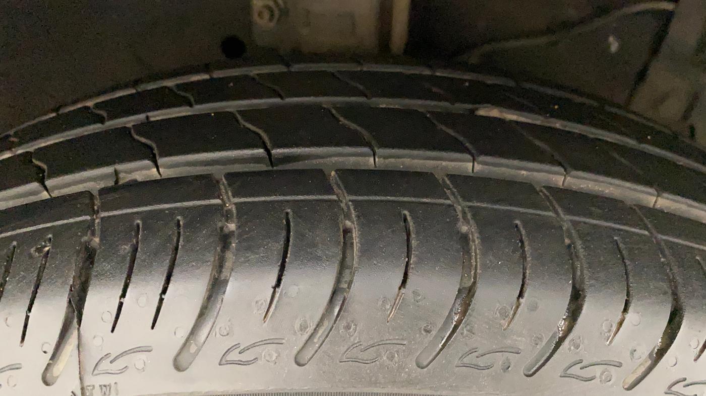 2014 Maruti Swift Dzire ZXI, Petrol, Manual, 93,985 km, Right Front Tyre Tread