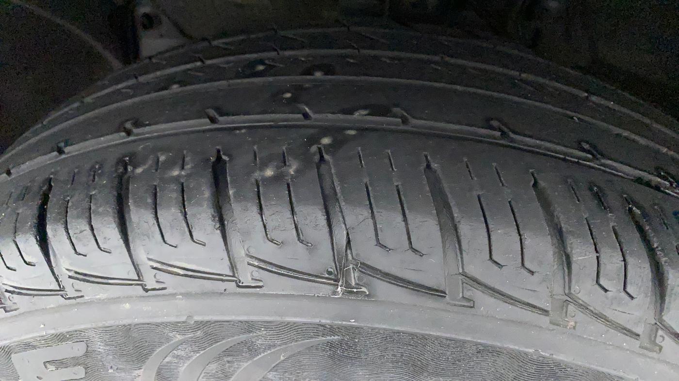 2018 Renault Duster RXS CVT, Petrol, Automatic, 44,165 km, Left Front Tyre Tread